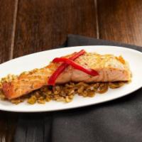 Salmón Con Aceitunas Y Alcaparras. · Salmon with Olives, Capers and Shallots