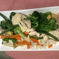 HL4. Steamed Chicken with Vegetable · Broccoli, water chestnut, carrot, onion, snow pea and string bean.