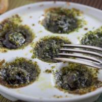 Les Escargots au beurre persillé  · Snails in garlic butter sauce 