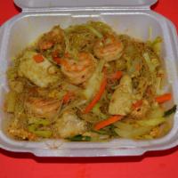 N6. Rice Noodles Combination · Stir fried with cabbage, beansprouts, onion and carrots prepared Singapore spicy curry style...