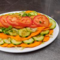 House Salad · Sliced cucumber, carrot, lettuce, tomato & lemon with
dressing