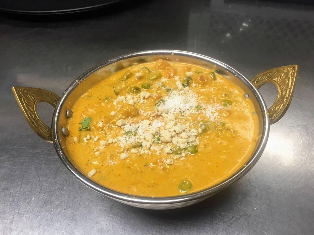 Navaratna veg Korma  · Nine different vegetables with cashews, coconut & cream
simmered to perfection