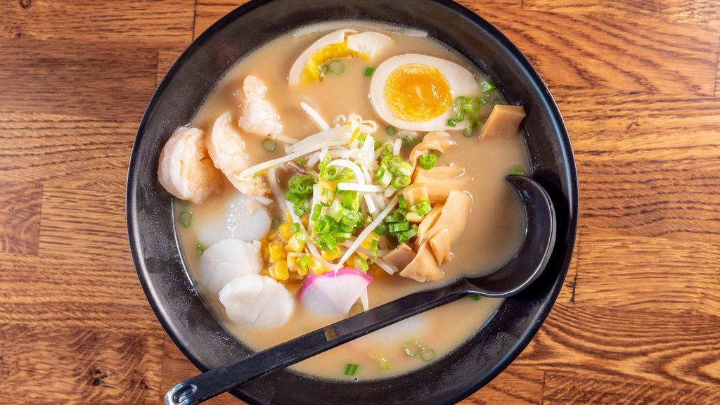 Seafood Ramen    · Shrimp, scallop, fish cake, boiled egg, bamboo shoots, corn, green onion, sprouts.
