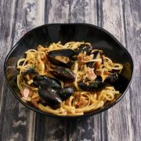 Linguini with mussel and clams sauce · 