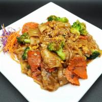 58. Pad See Ew · Wide rice noodles stir fried with egg, broccoli, carrots and signature sauce.