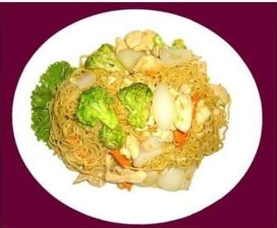 46. House Noodle Chow Mein · Stir-fried egg noodles with carrots, onion and broccoli.