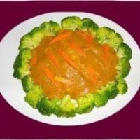 33. Praram · Broccoli and carrots topped with peanut sauce.