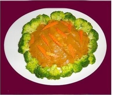 33. Praram · Broccoli and carrots topped with peanut sauce.