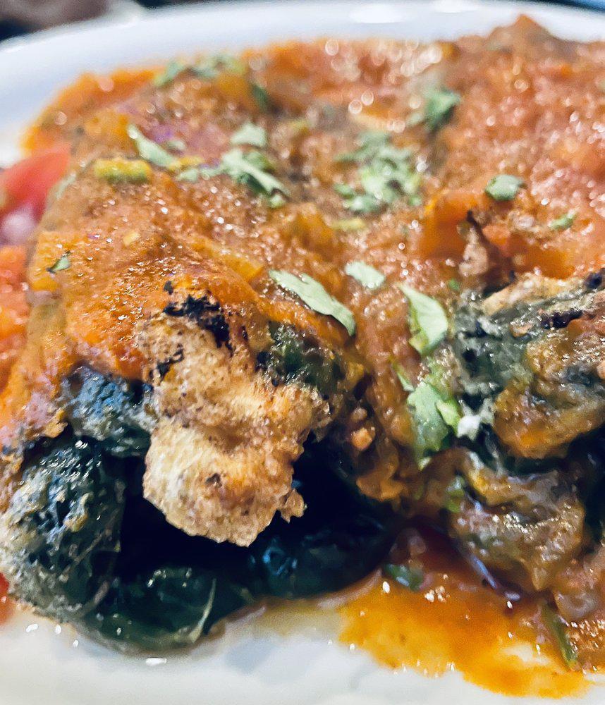 Chile Relleno con Queso · Fresh roasted poblano chile pepper lightly fried in an egg batter, stuffed with your choice of melted mozzarella cheese, ground beef or chipolte chicken, and topped with a savory tomato salsa. Served with rice and beans. 