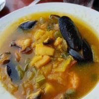 Seafood Island Soup · Sopon isleno marinero.