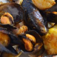 Combo C) Baby clams 1LB and mussels 1LB · Come with corn and potatoes