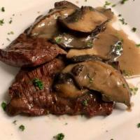 Fraldinha com Portobello · Skirt steak with portobello mushrooms in a port wine sauce. 
