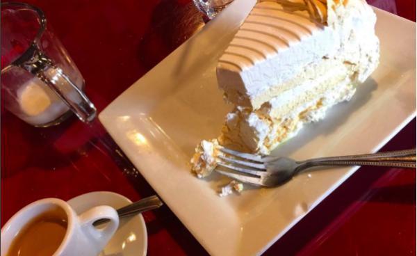 Torta de Lucuma-meringue (Trozo) · Lucuma-meringue cake (slice).