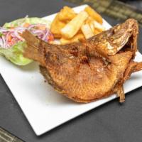 Pescado Frito con Arroz · Fried fish with rice and with salad.