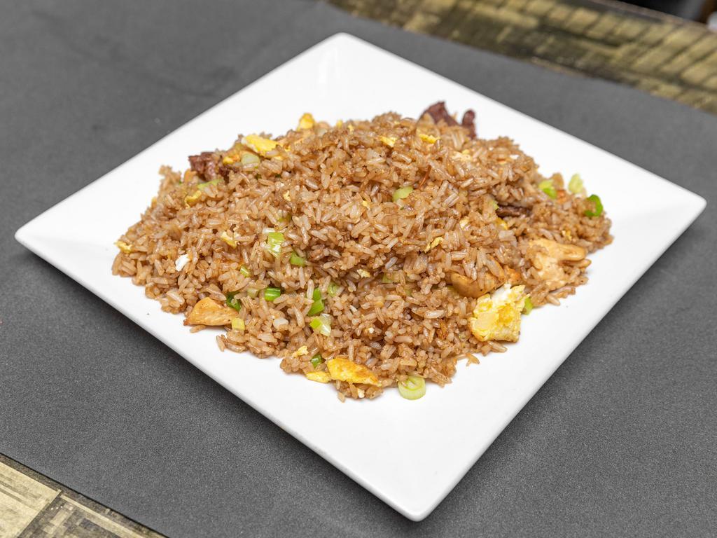 Chaufa Mixto · Mix fried rice (chicken and beef) with scrambled egg and green onions.