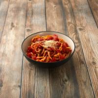 Spaghetti al Pomodoro Fresco · Spagetti pasta with garlic, olive oil and fresh chopped tomatoes.