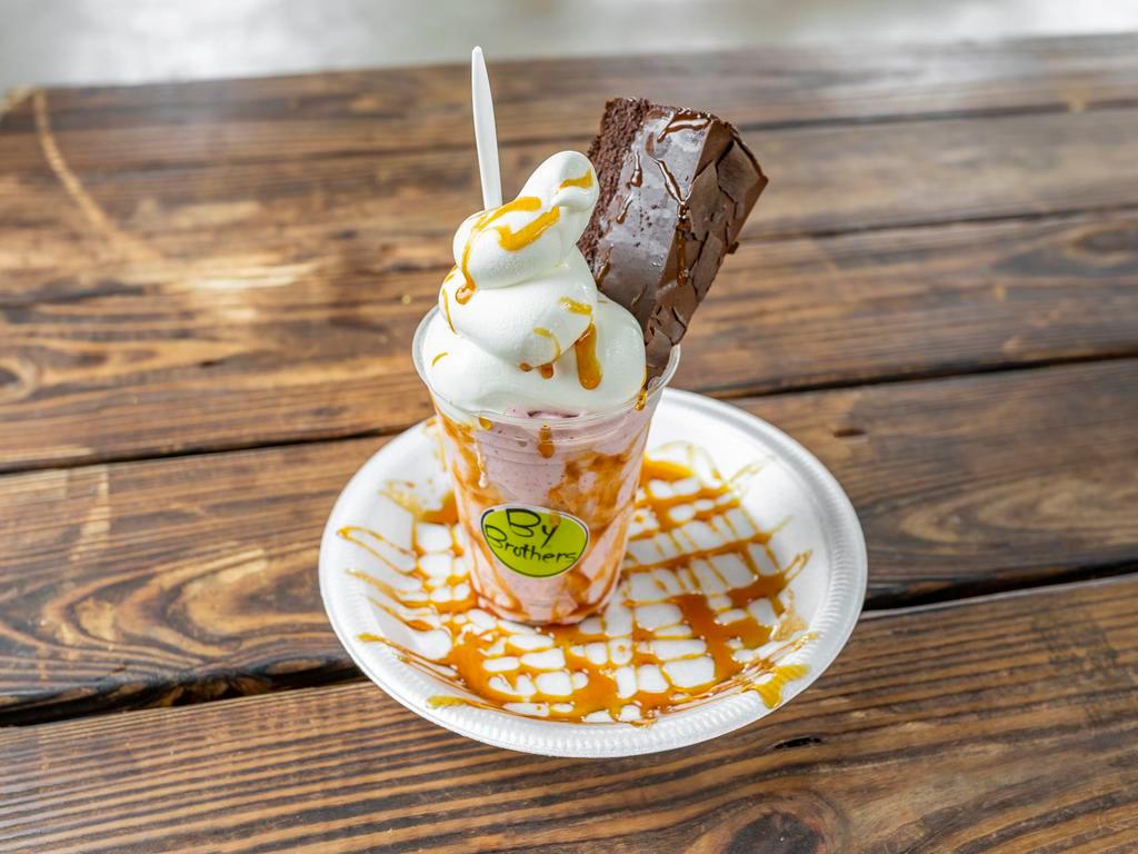 Delirio de Chocolates · Strawberry shake with ice cream and chocolate cake. Batido de fresa con helado y chocolate cake.