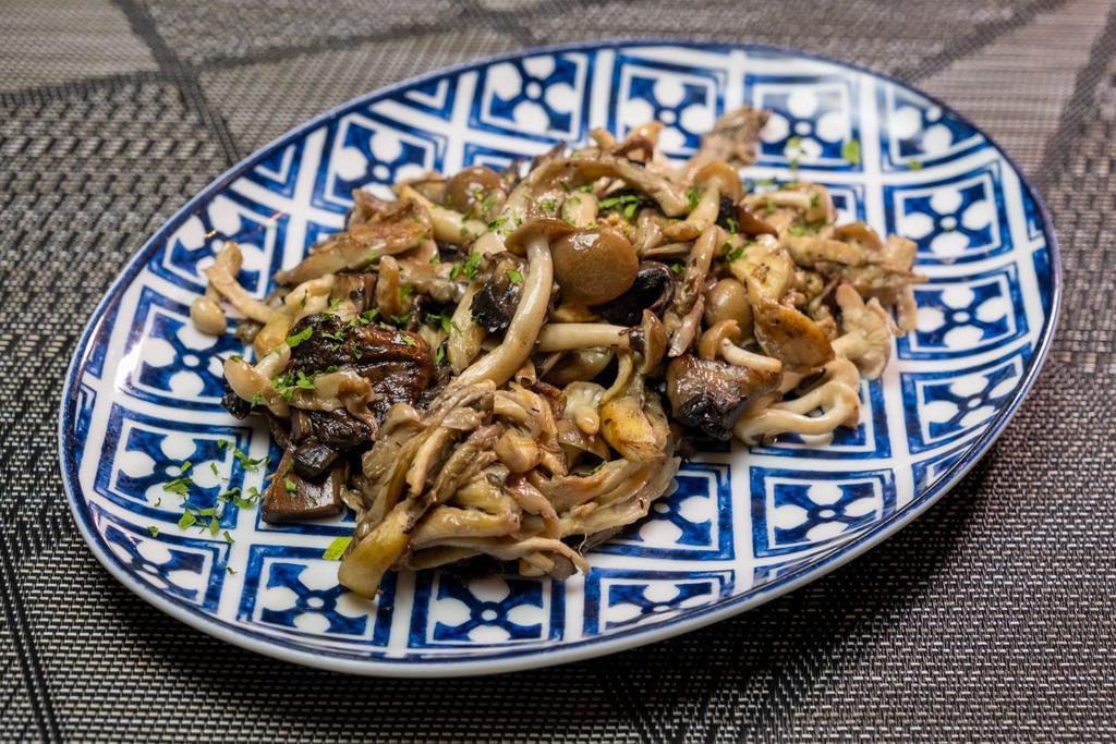 SAUTEED MUSHROOMS · Shimeji & Oyster mushrooms