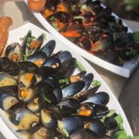 Zuppa di Cozze · Pot of mussels, red or white.