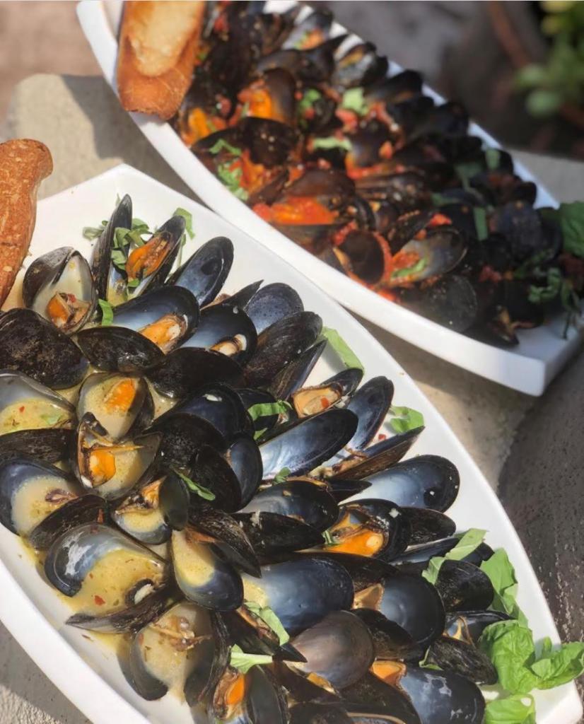 Zuppa di Cozze · Pot of mussels, red or white.