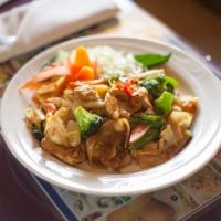 Drunken Noodle  · Stir-fried wide rice noodles, eggs, basil, bell peppers, onions, broccoli, tomatoes, cabbage...