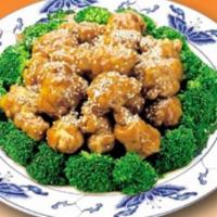 S15. Sesame Chicken芝麻鸡 · Hot crispy chunks of chicken with chef's special sauce on broccoli bed top with sesame seeds.