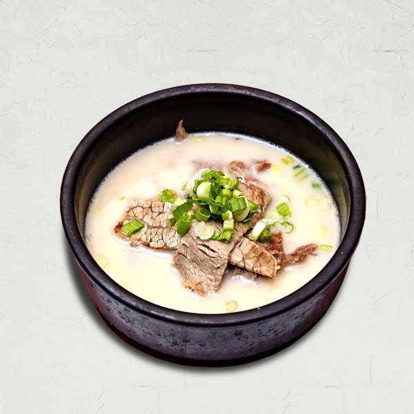 Seolleong Tang 설렁탕 | 雪浓汤 · Top quality bone and meat are cooked together more than 12 hours in a huge pot to remove the fat and oil. The ox-bone broth is served with slices of beef brisket, thin white flour noodles, and white rice.