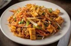 Lard Na · Crispy wide rice noodles topped with broccoli in delicious house gravy with your choice of p...