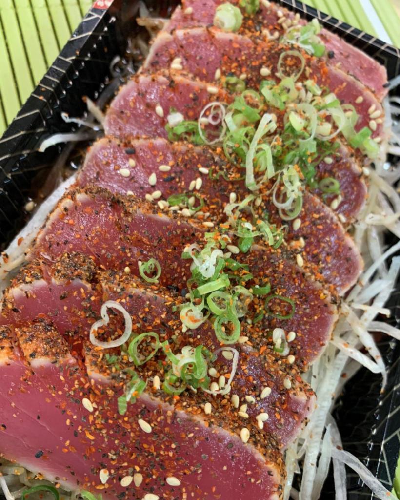 Tuna tataki  · Grilled Ahi Tuna with ponzu sauce, tobiko, sesame5, scallion
