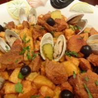 Picadillo de Cerdo con Almejas · Carne de porco alentejana. Marinated pork with clams and fried diced potatoes.