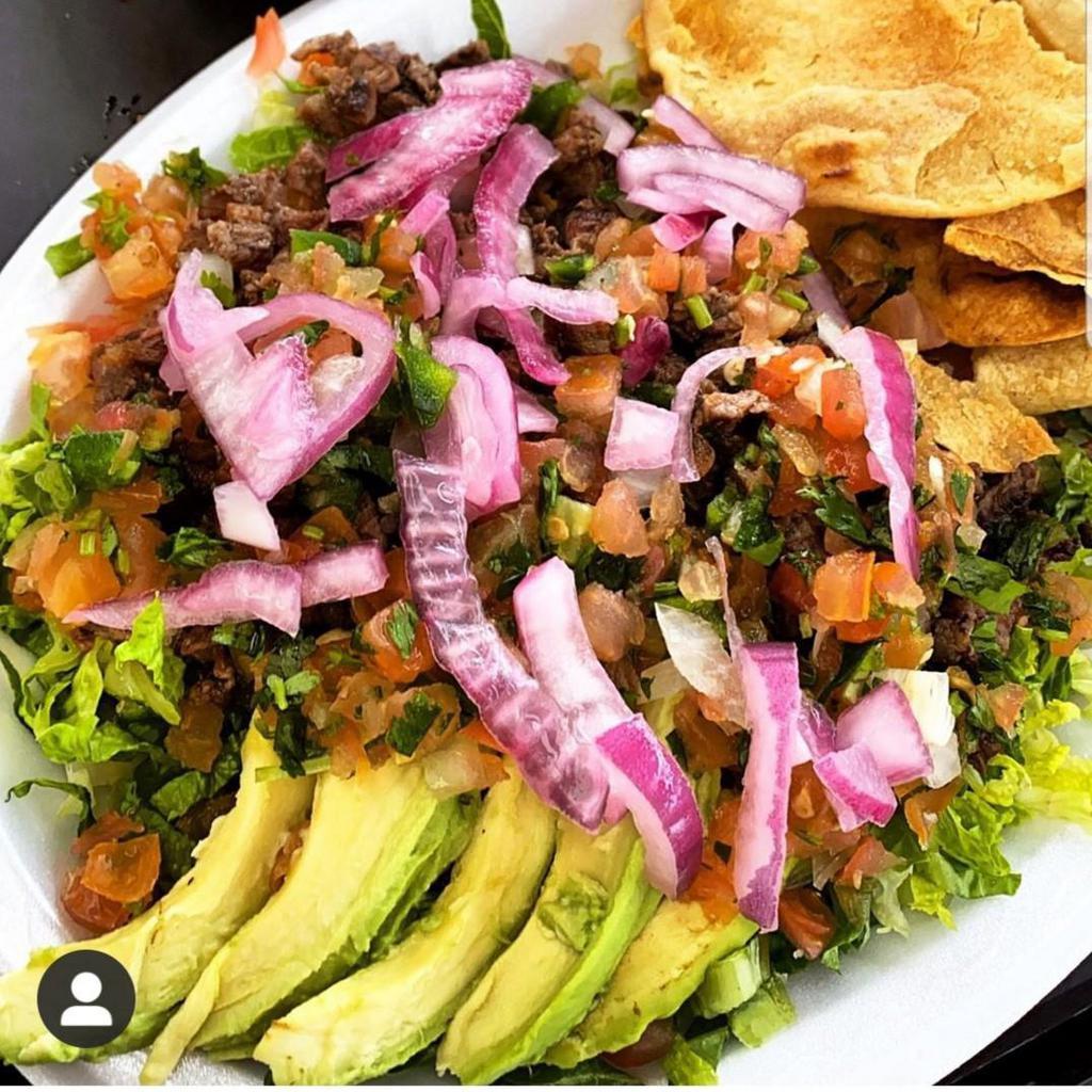 Salad · Grilled steak, chicken, marinated pork, or mixed on romaine lettuce, tomato, cheese and avocado. Accompanied with ranch salad dressing and chips.
Carne asada, pollo, adobada, o mixto en lechuga romano, tomate, queso y aguacate. Con adereso de ranch y totopos.