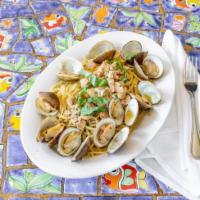 Linguini alle Vongole · Linguine pasta sautéed with clams served in white wine or fresh tomato sauce