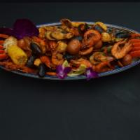 Pacifico Platter · Patas de cangrejo, camarones, scallops, mejillones verdes y negros, papas rojas, corn y alme...