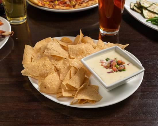 Chips ＆ Queso · 