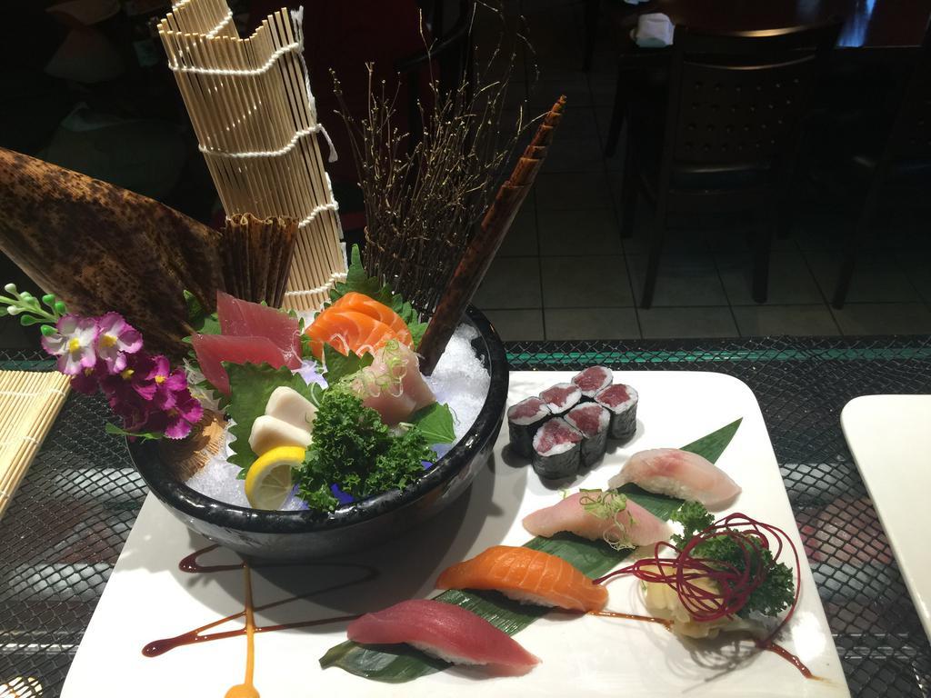 Daily Catch Sushi and Sashimi Combo · 4 pieces of sushi, 8 pieces of sashimi and chef's special roll. Your choice of miso soup or house salad.