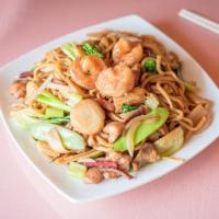 131. House Special Chow Mein · Chow mein with chicken, prawns and BBQ pork, bok choy, broccoli, snow peas and water chestnut.