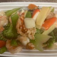 S2. Seafood Delight · Shrimp, lobster, scallops and crab meat with Chinese vegetable in white sauce.