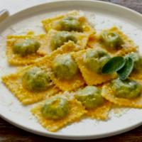 Ravioli Ricotta and Spinach · Pasta filled with ricotta and spinach.