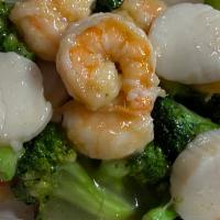 Shrimp and Scallop with Broccoli芥兰干贝虾 · Served in white sauce.