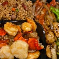 10. Seafood Delight Hibachi Dinner铁板海鲜 · Shrimp, scallop, lobster, crab meat, and squid.