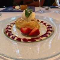 Crostatina di Mele con Gelato alla Vaniglia · Warm apple tart with raspberry sauce and vanilla ice cream.