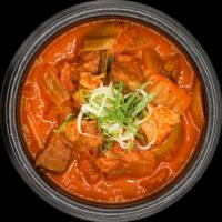 Kimchi Jjigae 김치찌개 泡菜汤 · A spicy stew made with sour kimchi, fatty pork, and chunks of tofu and green onion. 
用发酵完熟好的...