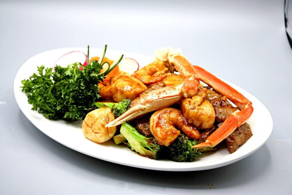 Happy Family · Combination of jumbo shrimp, scallops, tender beef, crab meat and sliced chicken breast, sauteed with variety vegetables in brown sauce.
