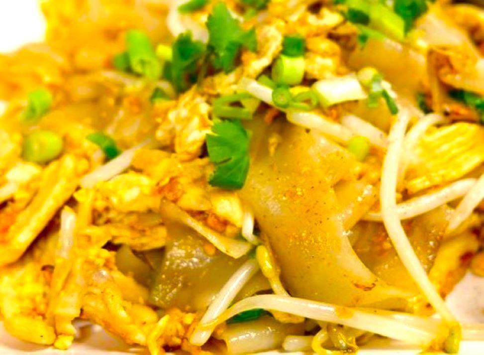 Gai Kua · Wide rice noodles stir fried with egg, back pepper, green onions, bean sprouts in garlic sauce.