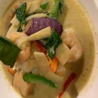 Green Curry chicken or pork or tofu or vegetables  · Green curry paste with coconut milk, eggplant, bamboo shoots, bell peppers and basil leaves.