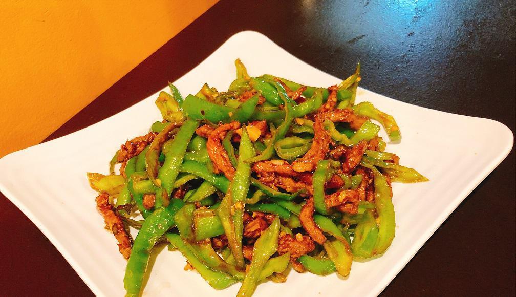 H01. Beef with Hot Pepper 小辣椒牛肉絲 · Spicy.