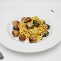 Linguini alle Vongole Veraci · Linguini pasta, fresh clams, garlic and white wine.