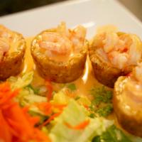 Tostones Rellenos con Camarones · Fried green plantain filled with shrimp.