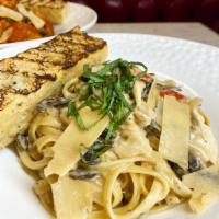 Chicken alfredo · Fettuccine, parmesan cream sauce, roasted chicken, sun dried tomatoes, sauteed mushrooms