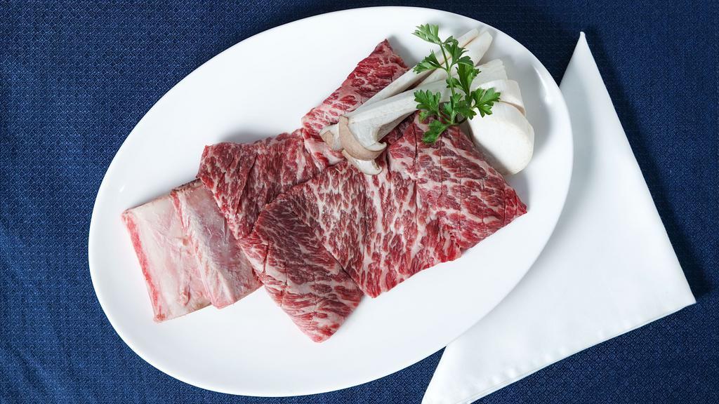 Saeng Kalbi 생갈비 · Beef short ribs.